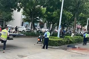斗到场外！一名骑着摩托的申花球迷被海港球迷团团围住
